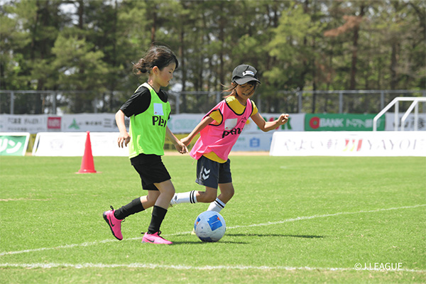 写真：手を繋いで